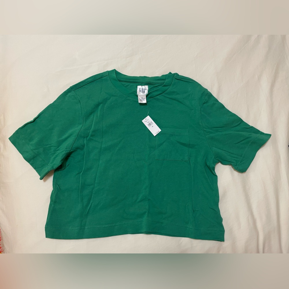 Green cropped Gap tee NWT